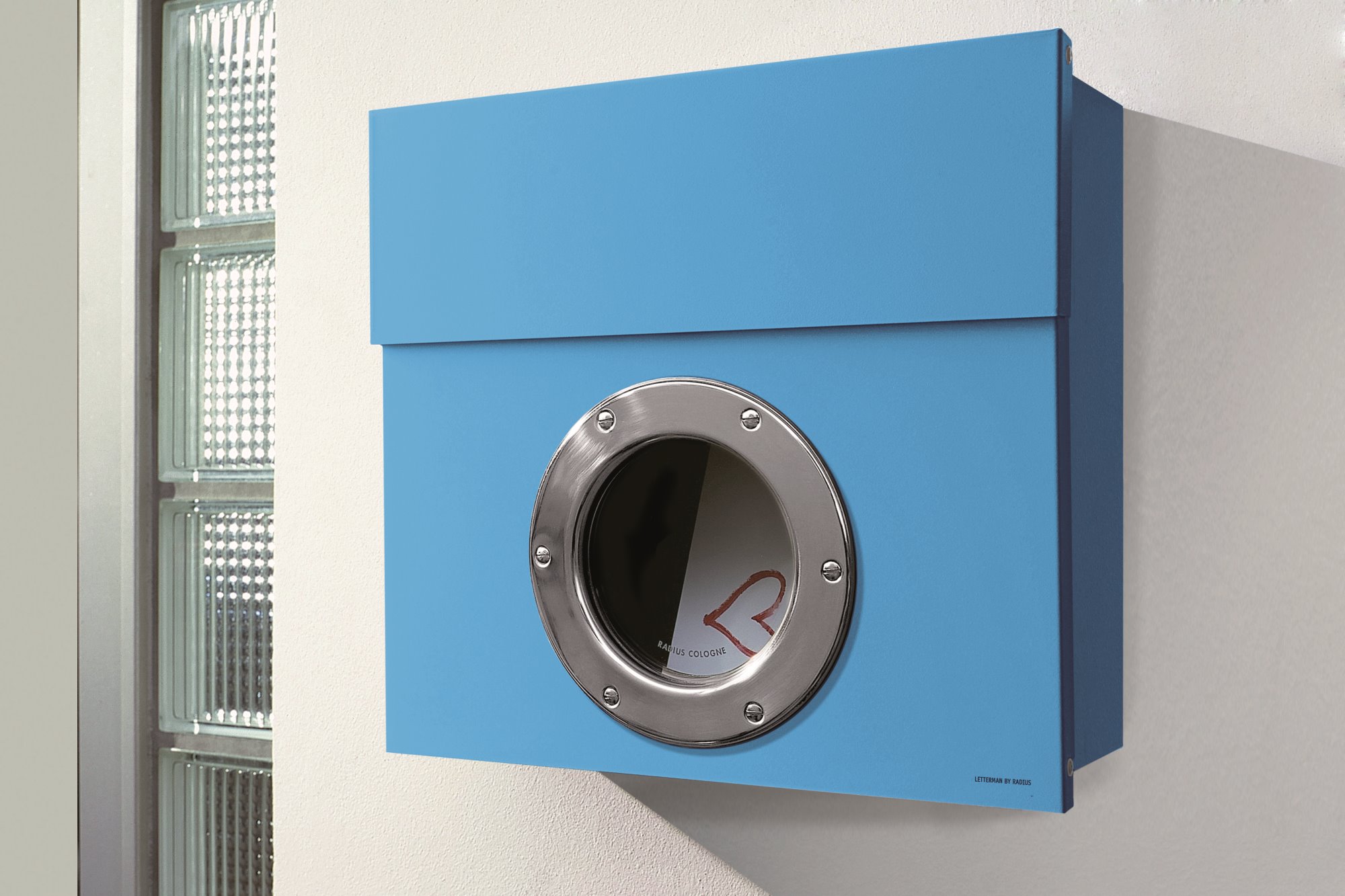 Blauer Letterman Briefkasten mit Bullauge an weißer Wand, moderne Postkästen für den Außenbereich.