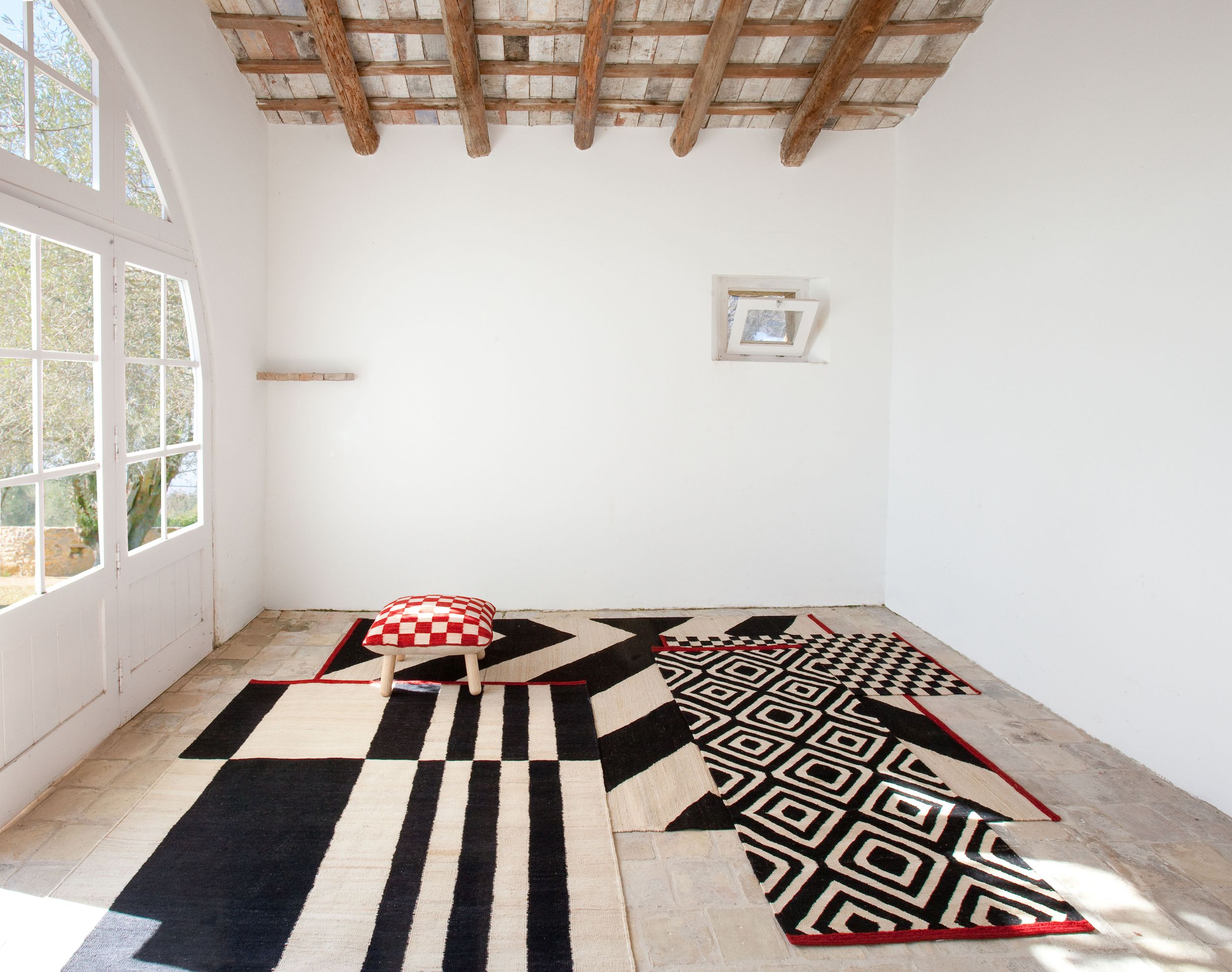 Nanimarquina Mélange Stripes Läufer, 80x240 cm, mit geometrischen Mustern in Schwarz und Weiß.