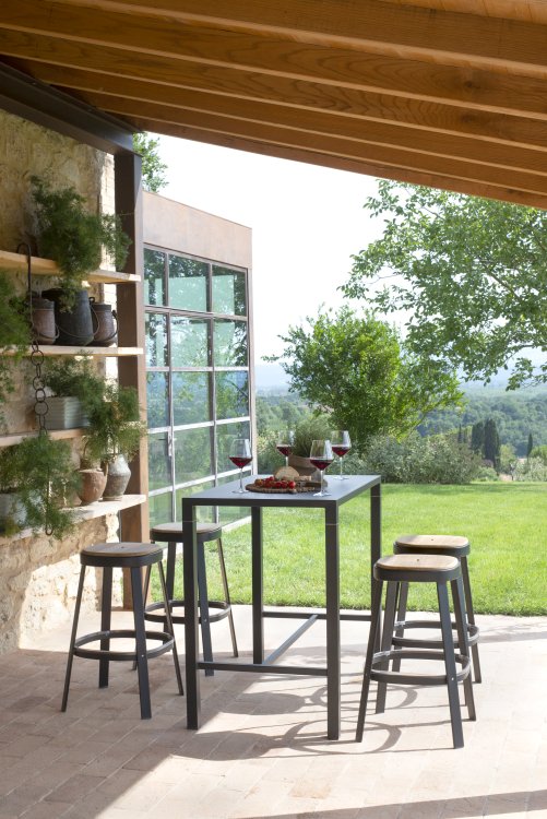 Thor Barstool Barhocker Outdoor Emu mit Tisch und Getränken im Garten, stilvolle Gartenmöbel.