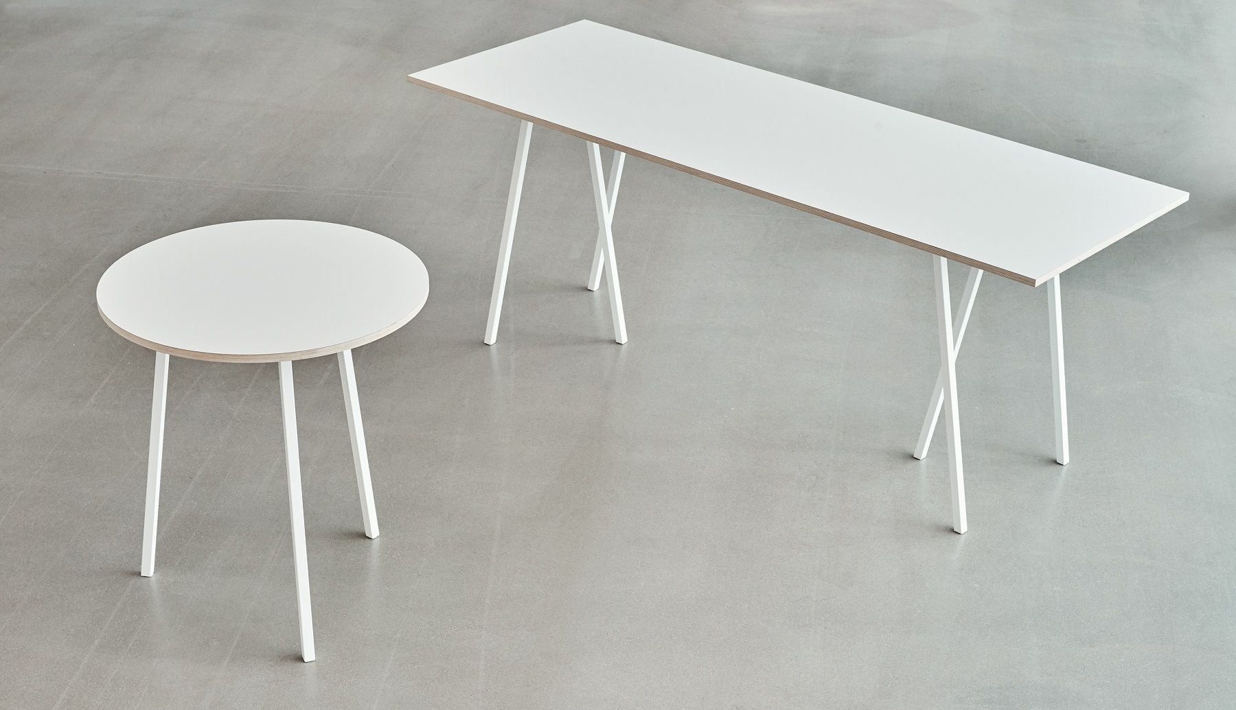 Weißer Hay Loop Stand Tisch und kleiner runder Beistelltisch mit weißen Stahlbeinen.