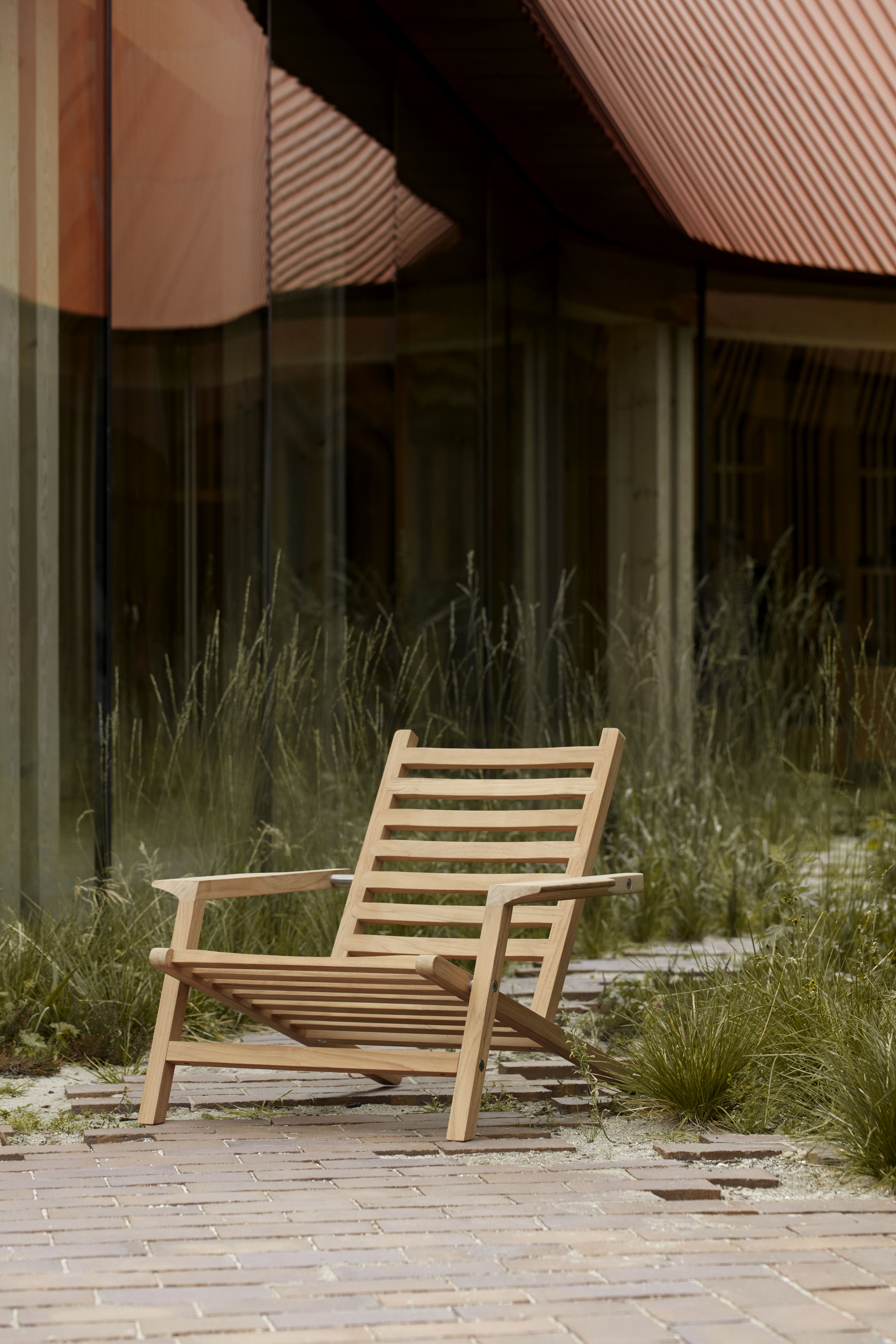 AH603 Teakholz Sonnenstuhl von Carl Hansen & Søn im Außenbereich, Gartenmöbel mit Armlehnen.