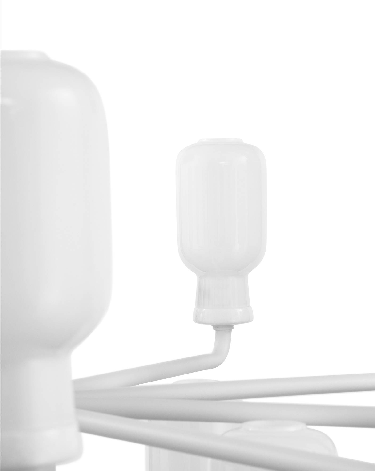 Detailaufnahme der weißen Amp Chandelier Pendelleuchte Small: Modernes Design für stilvolle Beleuchtung.