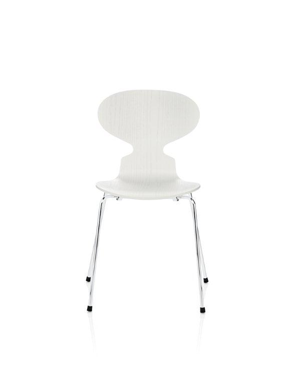 Weißer "Die Ameise" Stuhl von Fritz Hansen mit 3-Bein-Gestell, ein Designklassiker für modernes Wohnen.