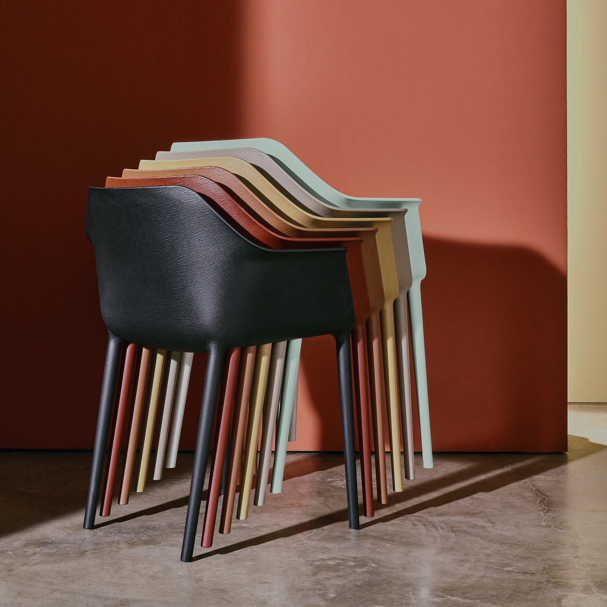 Stapelbare Gala Pure Eco Sessel von Andreu World in verschiedenen Farben, modernes Design für Esszimmer und Büro.