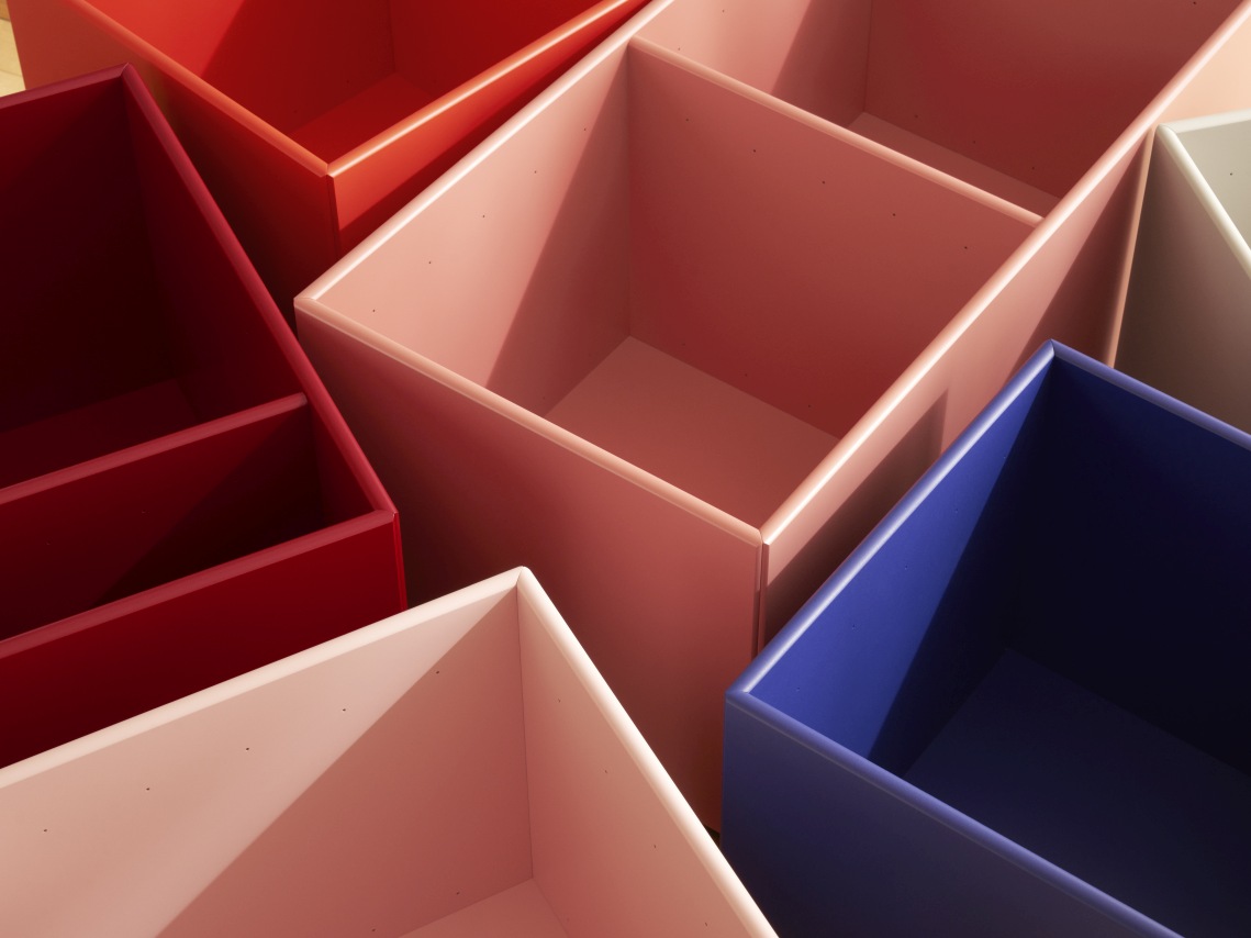 Detailaufnahme von farbigen Aufbewahrungsboxen, darunter die Montana Colour Box in Clay, für Ordnung und Stauraum.