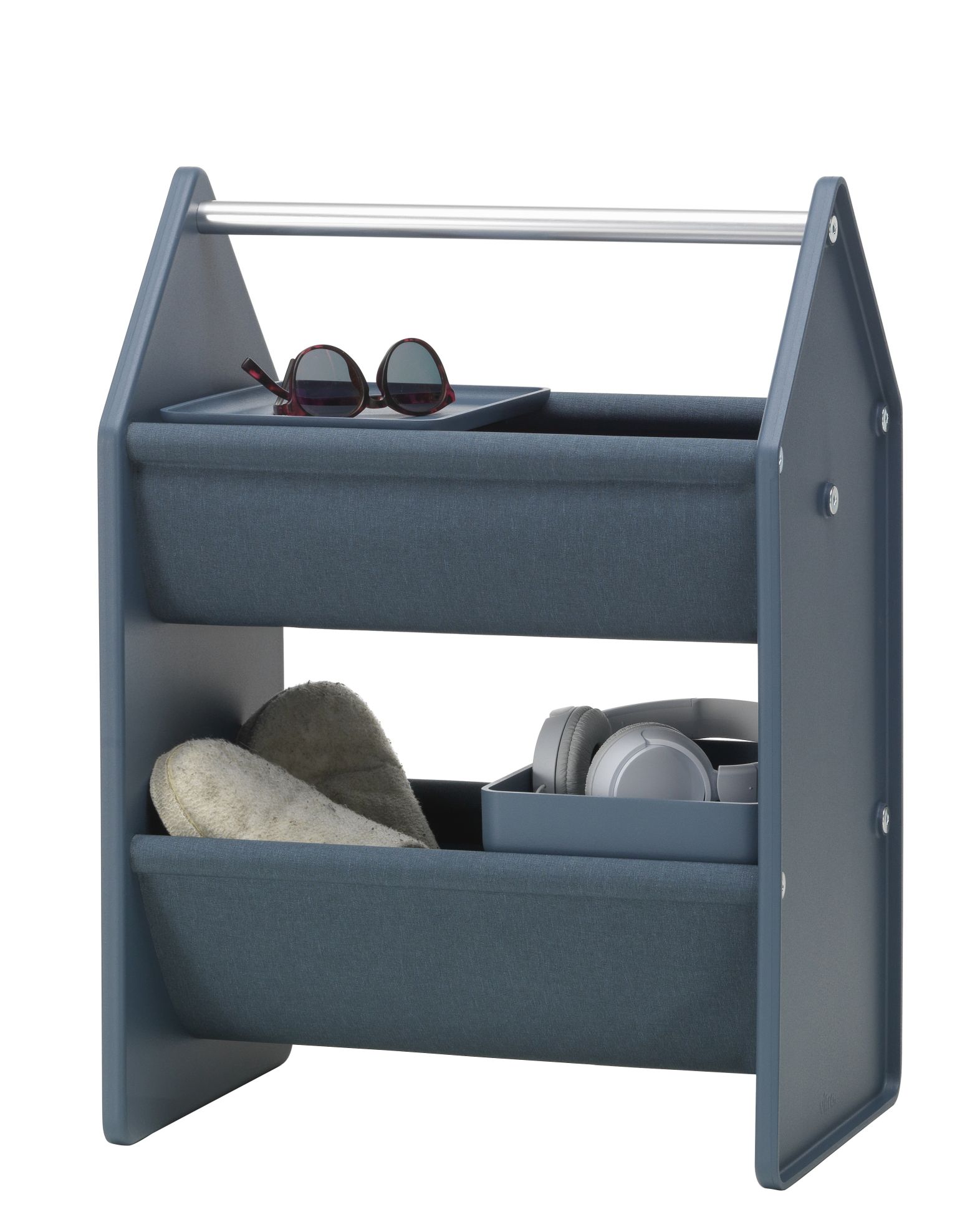 Vitra Drop Box Aufbewahrungsbox in Blau mit zwei Fächern, gefüllt mit Hausschuhen, Kopfhörern und Sonnenbrille.