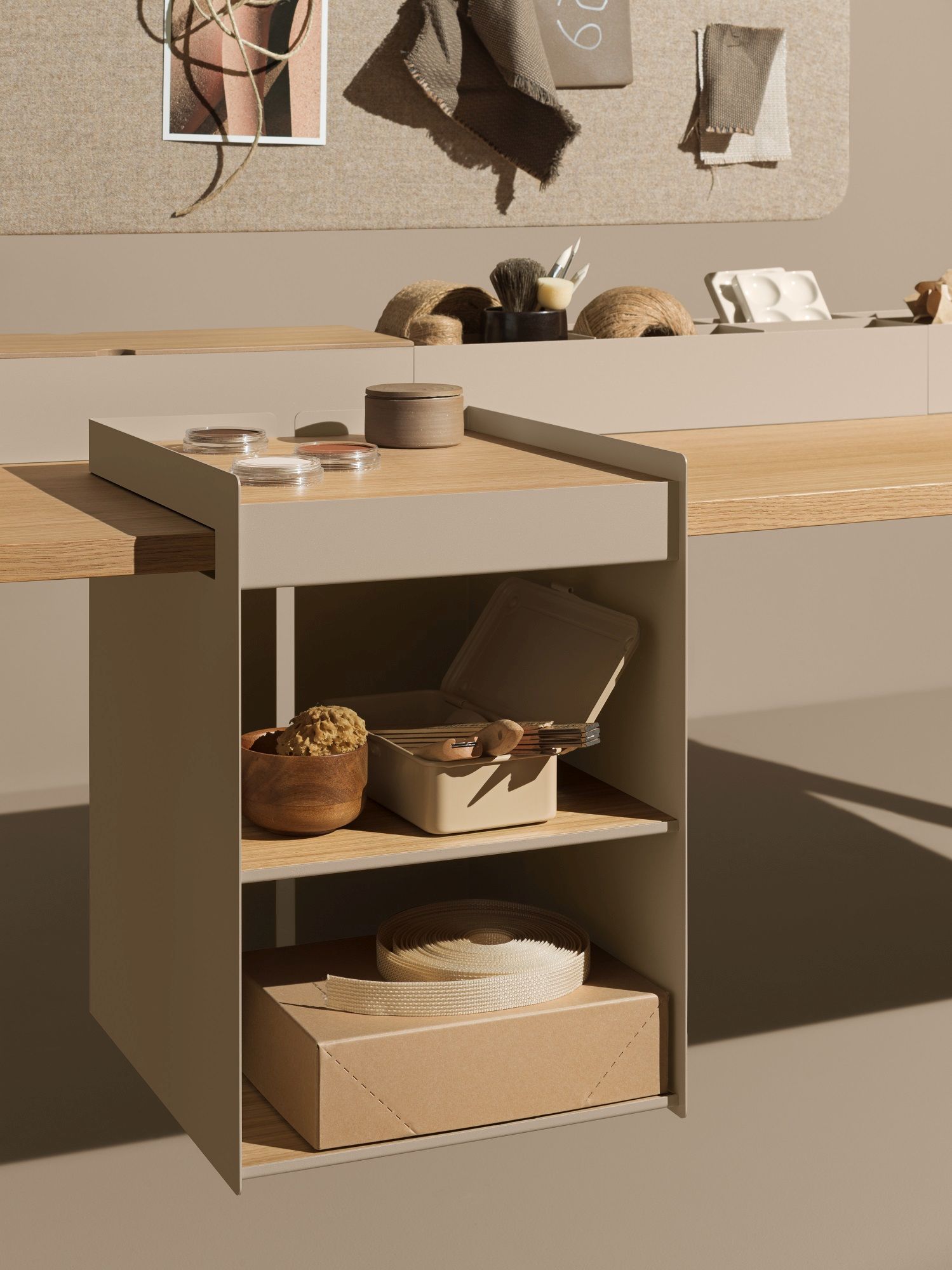 Detailaufnahme des Mizetto Enfold Table, ein moderner Arbeitstisch mit Stauraum und Regalen in Beige und Holzoptik.