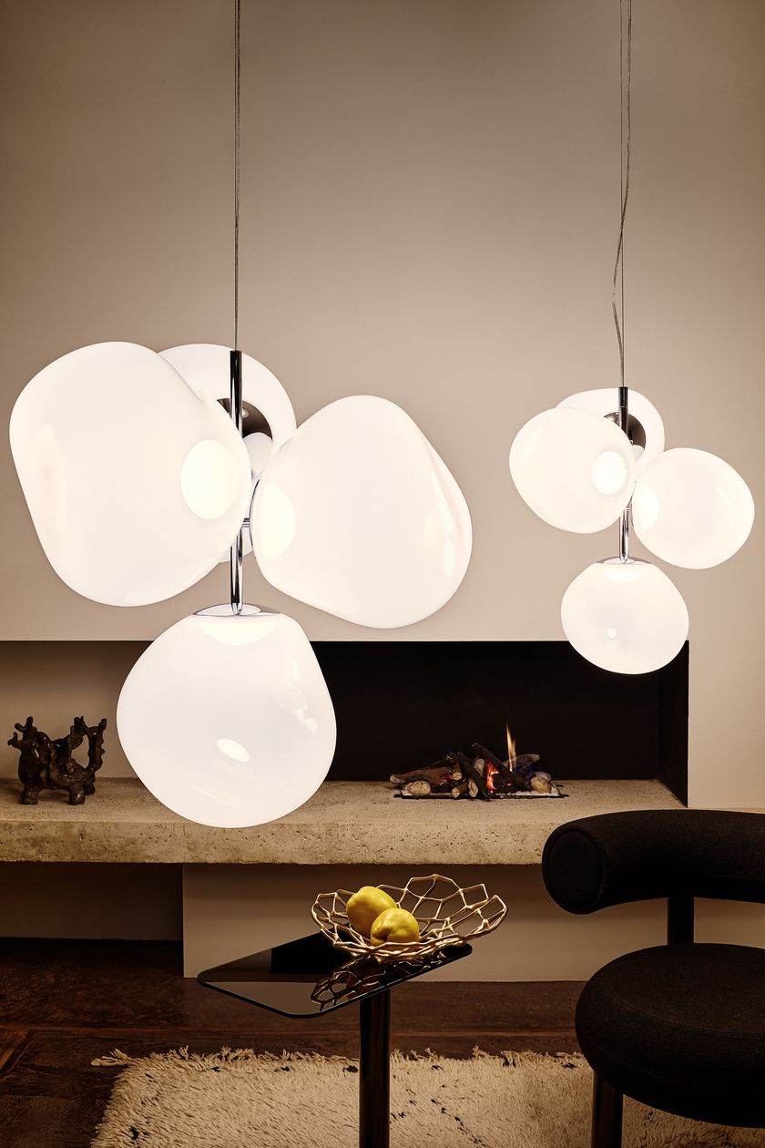 Nahaufnahme der modernen Tom Dixon Melt Pendelleuchte in Gold, hängend im Wohnzimmer.