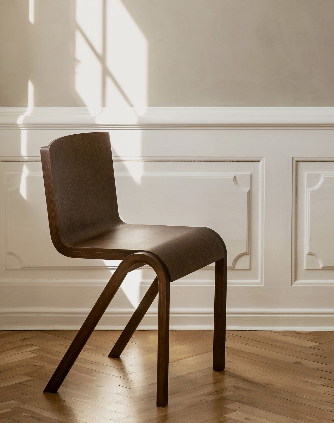 Audo Copenhagen Ready Esszimmerstuhl aus Holz, Ansicht von der Seite, modernes Möbeldesign.