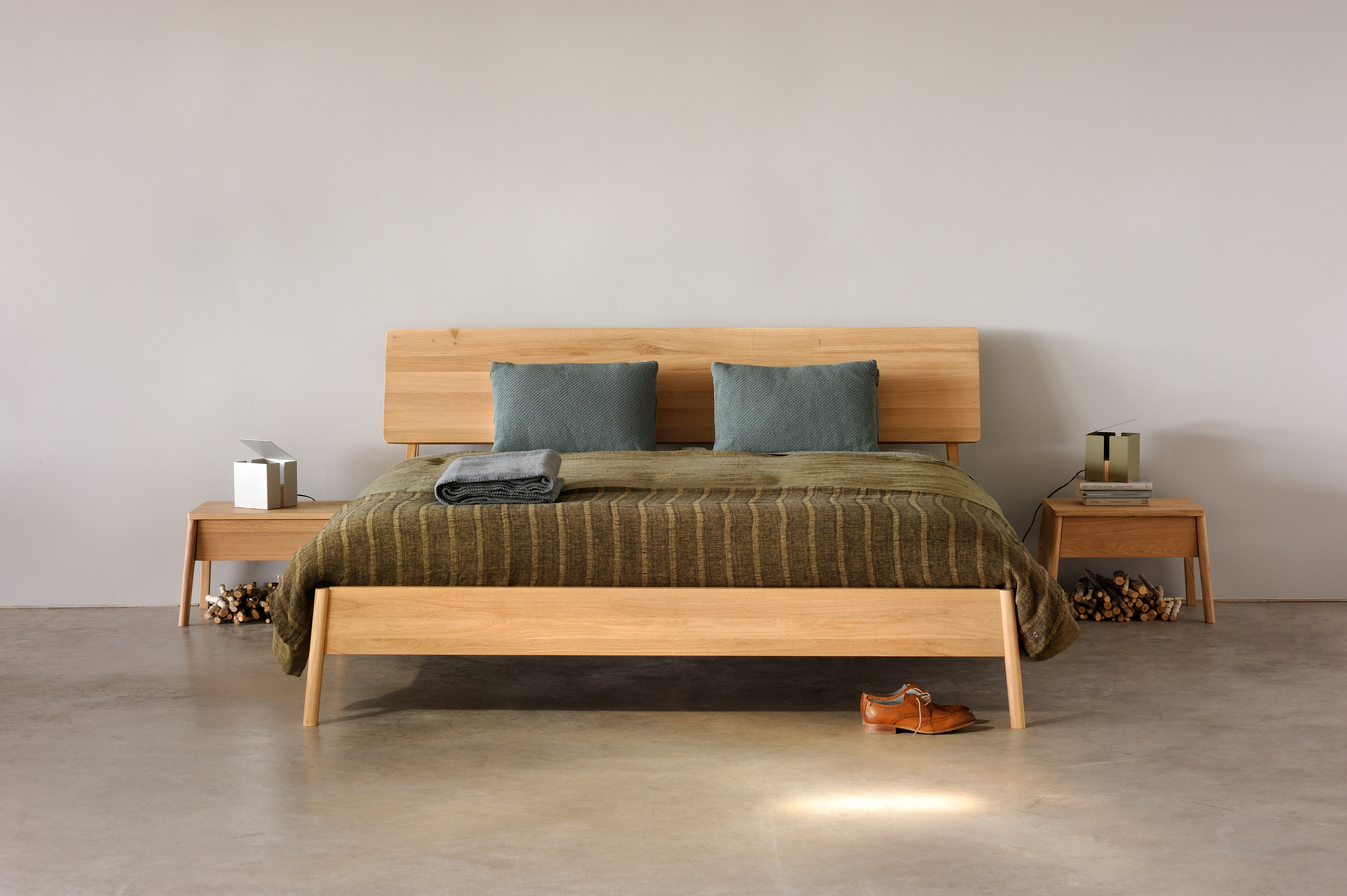 Air Bett Eiche von Ethnicraft, 180x200 cm, mit Nachttischen und dekorativen Elementen.