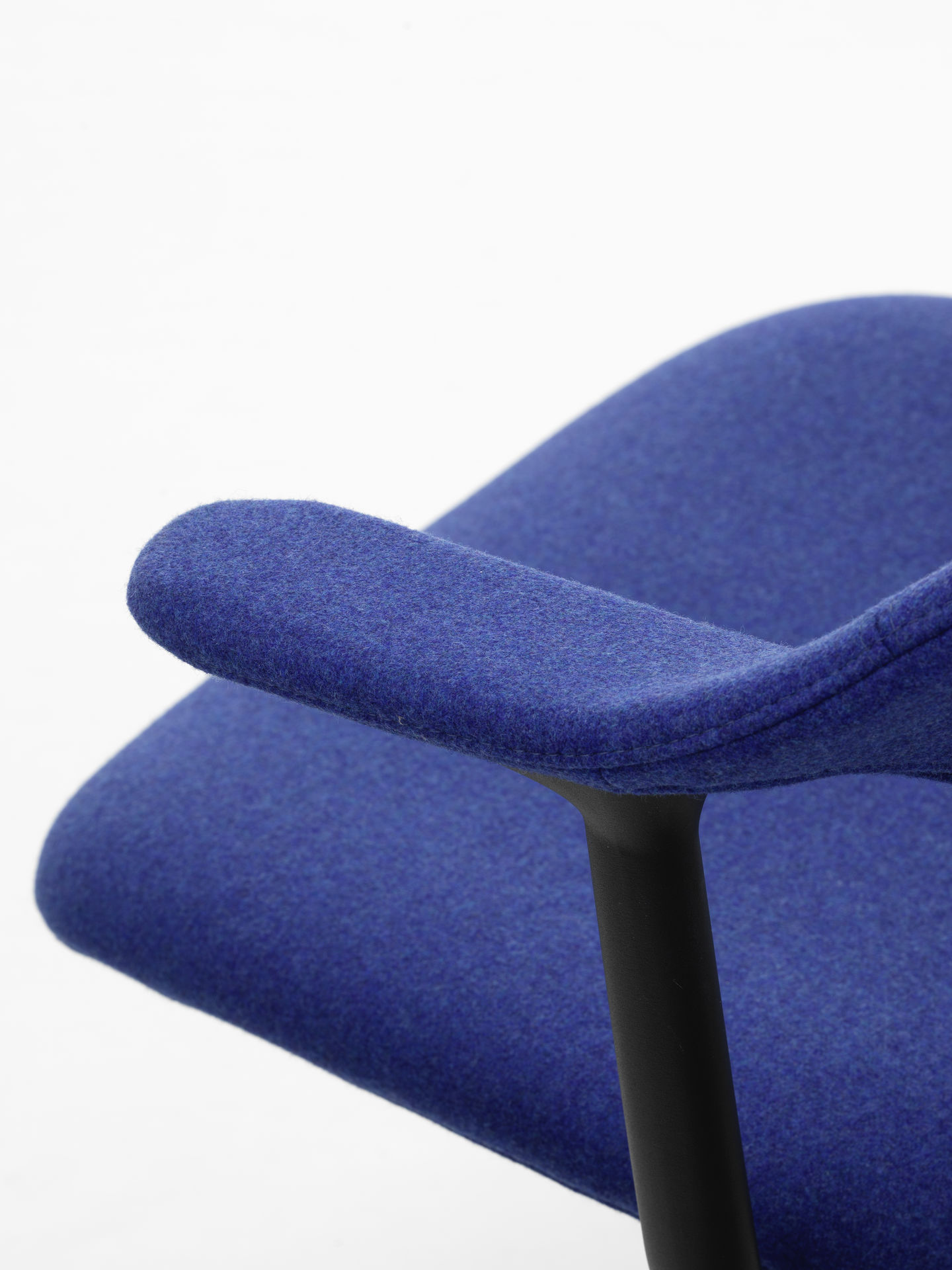 Detailaufnahme: Blaue Mynt Polsterung für Vitra Bürodrehstuhl, Armlehne und Sitzfläche mit schwarzem Gestell.