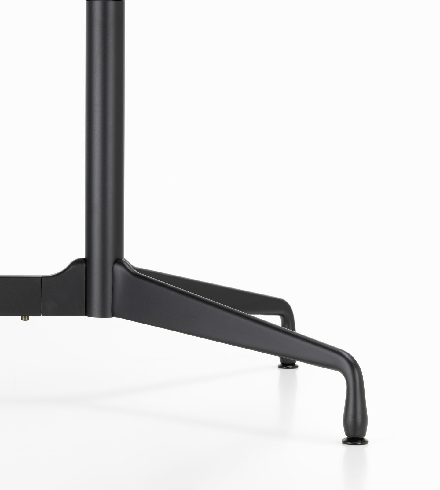 Detailaufnahme des schwarzen Untergestells vom Eames Segmented Table Esstisch von Vitra mit Bootsform.