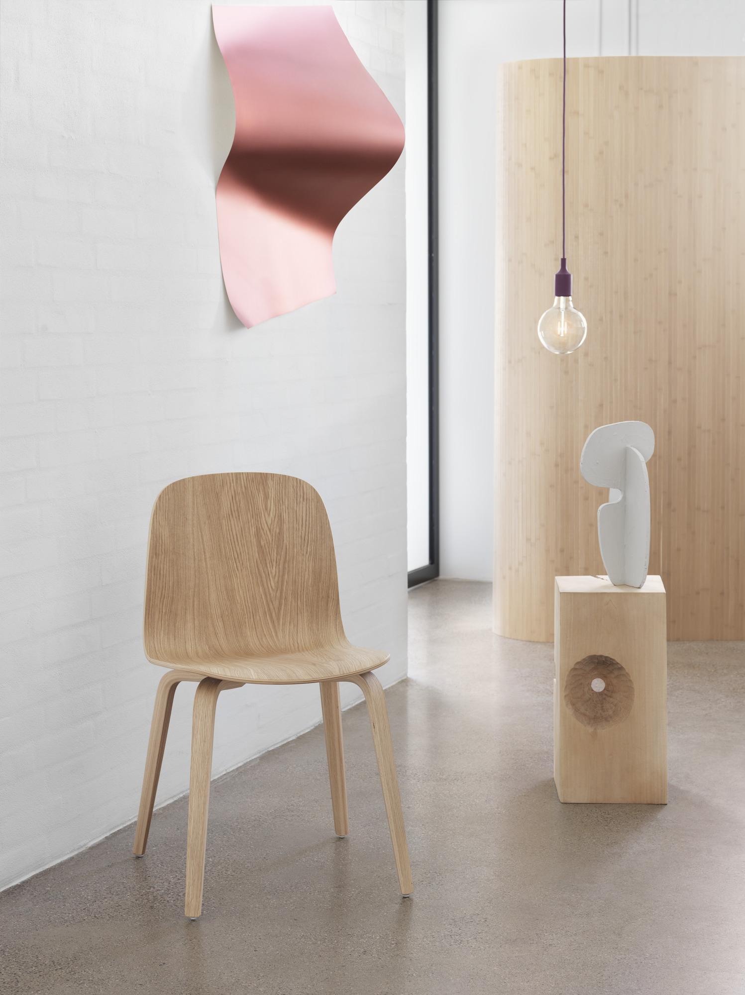 Muuto Visu Chair mit Holzgestell in Eiche, minimalistisches Design für Esszimmer und Wohnbereich.