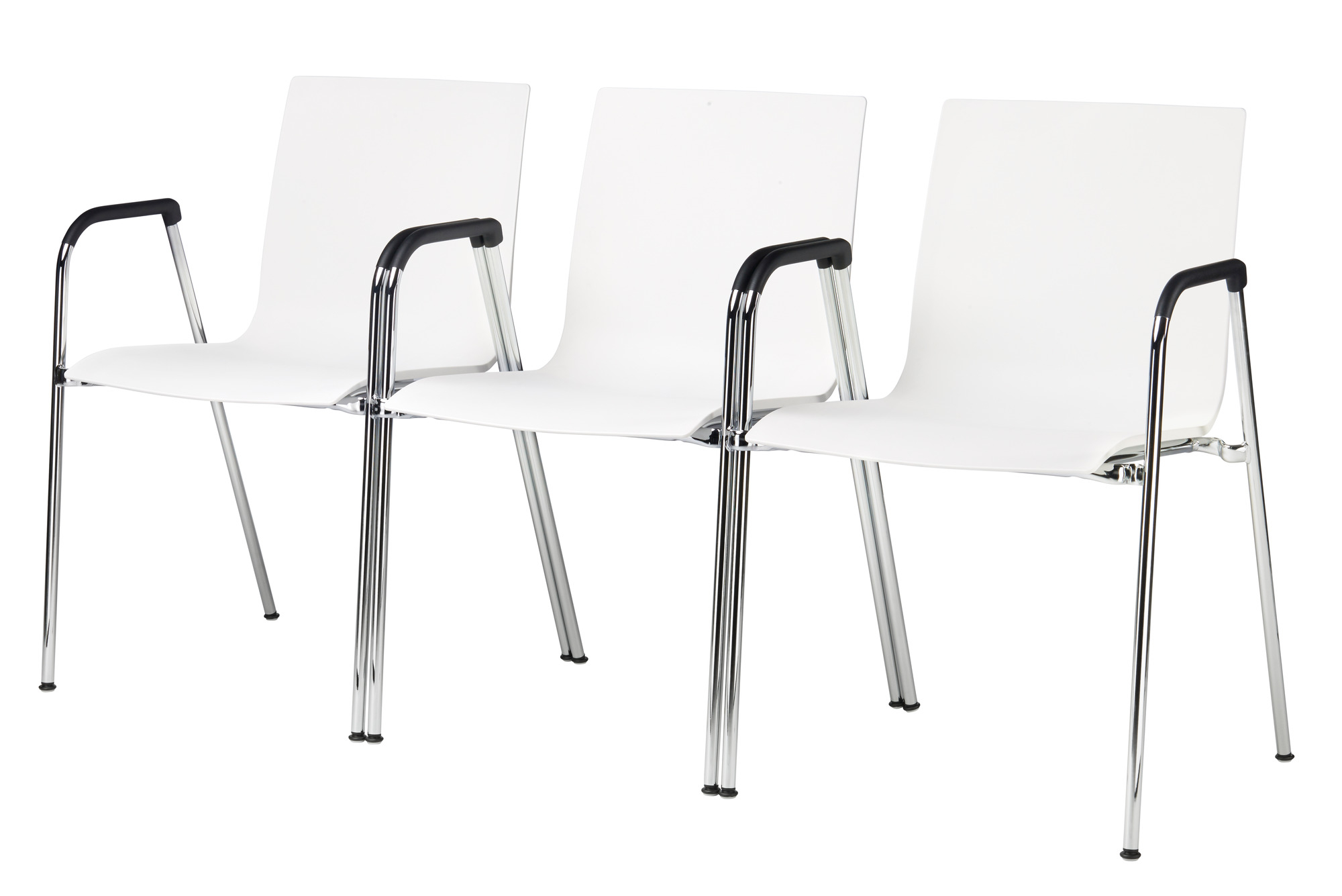 Drei weiße S 260 F Thonet Stühle mit Armlehne und verchromtem Gestell, ideal für Konferenzräume und Büros.