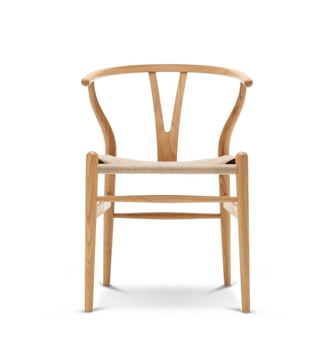Frontansicht des hellen CH24 Wishbone Chair Stuhls von Carl Hansen mit geflochtener Sitzfläche.