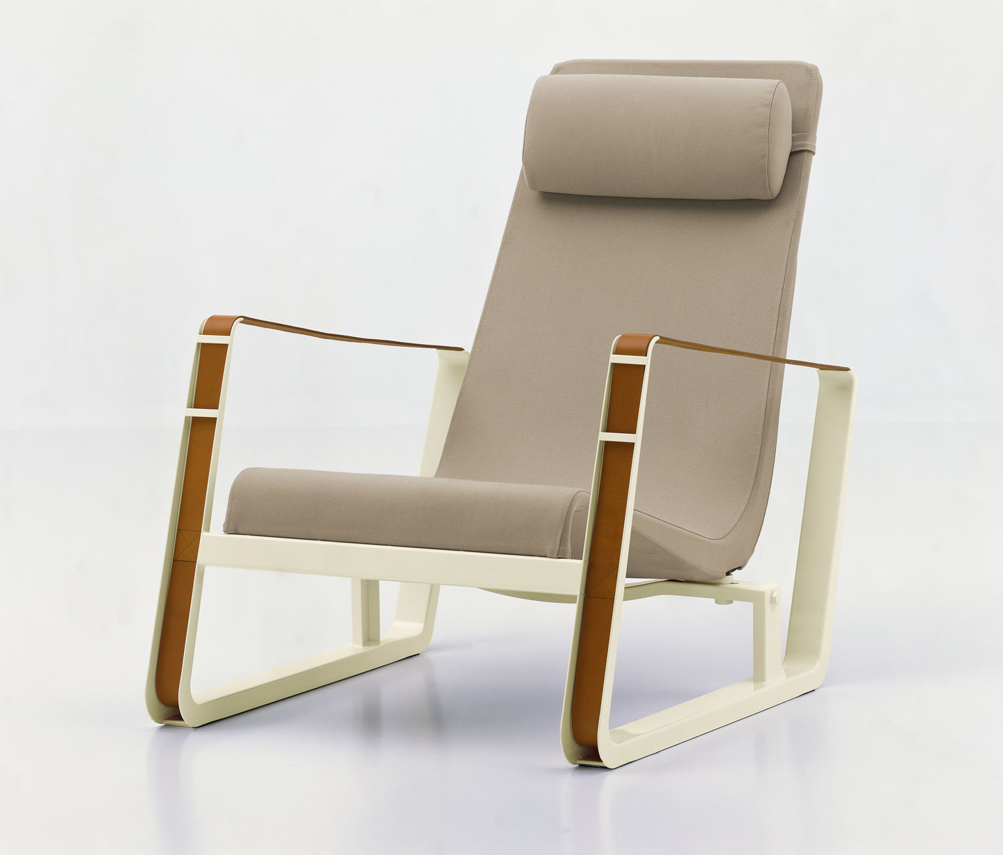 Vitra Cité Sessel in Beige mit Lederakzenten, moderner Loungesessel für Wohnzimmer und Büro.