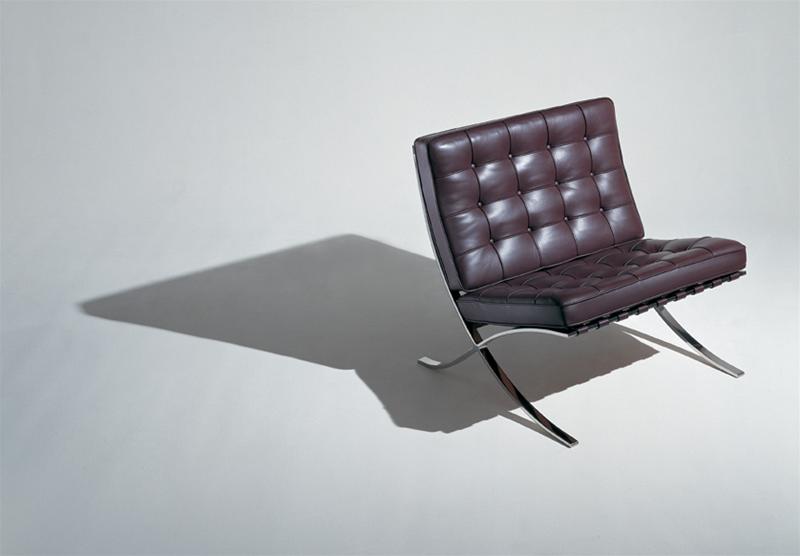 Barcelona Sessel mit schwarzem Lederbezug und verchromtem Stahlgestell von Knoll International. Designklassiker.