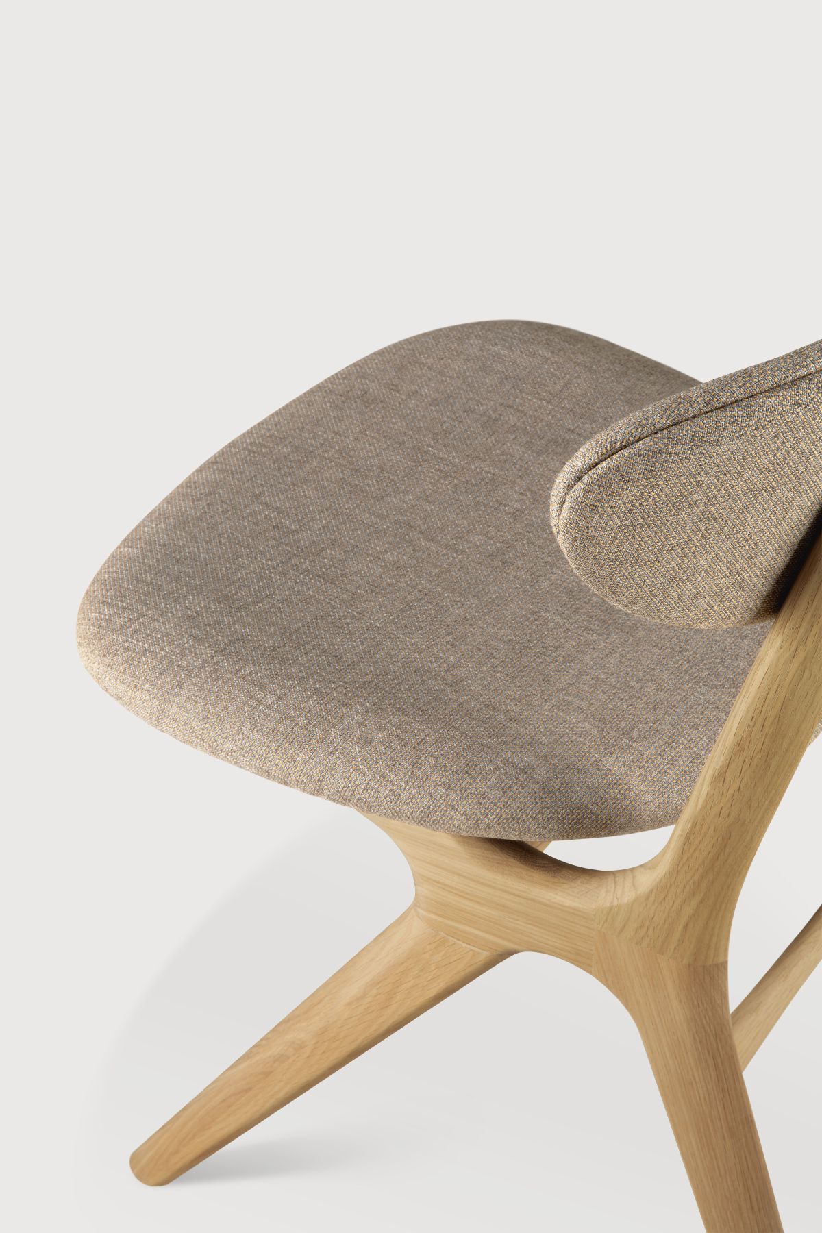 Detailaufnahme des Eye Stuhls von Ethnicraft: Lackierte Eiche und warmgrauer Stoffbezug. Design Stuhl.