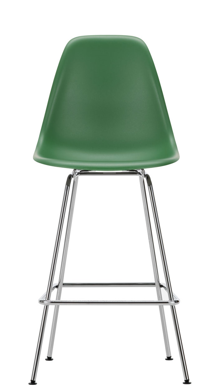 Eames Plastic Bar Stool von Vitra in Grün mit verchromtem Gestell, Ansicht von vorne.