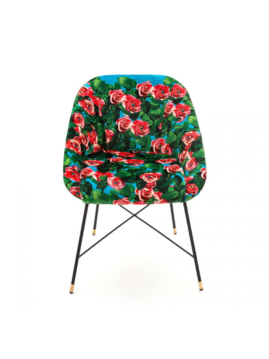 Toiletpaper Polsterstuhl Roses blue von Seletti mit floralem Rosenmuster und schwarzen Metallbeinen.