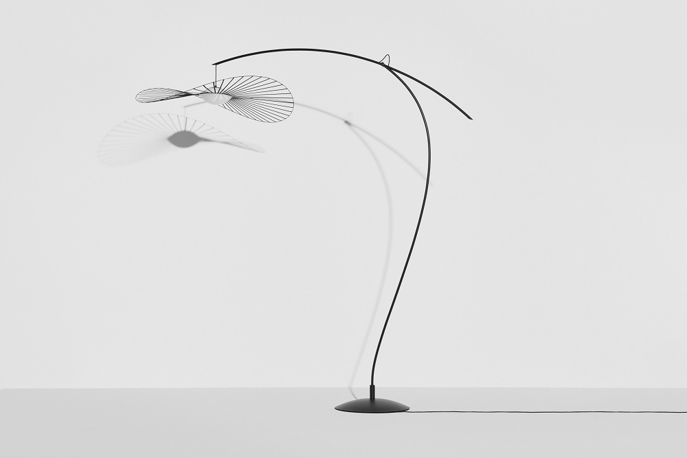 Elegante Vertigo Nova Stehleuchte von Petite Friture in Schwarz und Weiß, modernes Design für Wohnzimmer und Schlafzimmer.