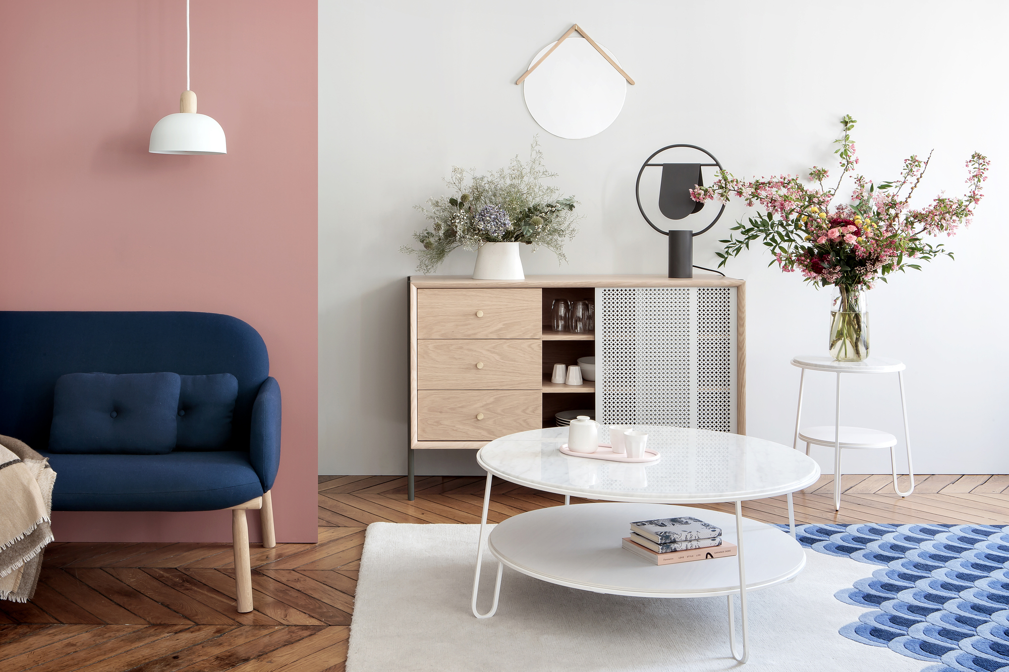 Gabin High Sideboard Hart aus hellem Holz im modernen Wohnzimmer mit Sofa und Tisch.