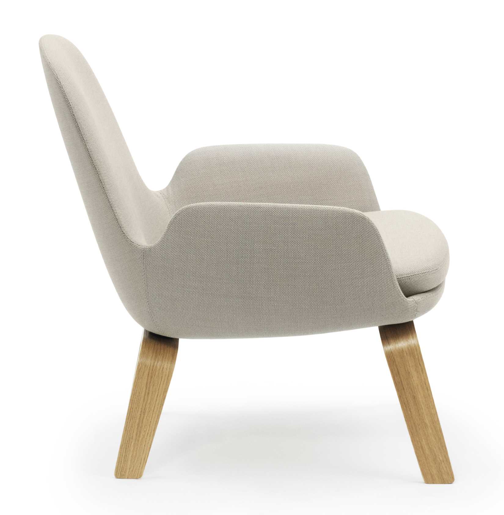 Beiger Era Lounge Chair Sessel mit niedrigem Design und hellen Holzbeinen, Seitenansicht.