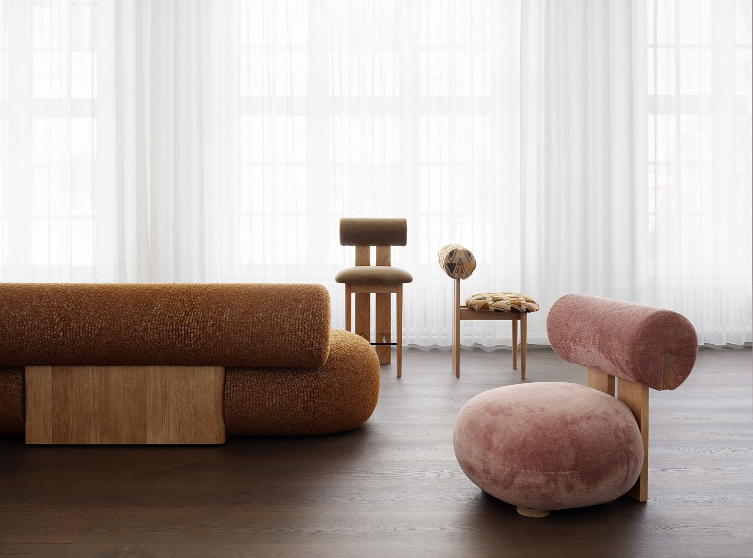 Braunes Hippo Sofa von Norr11 aus Holz, kombiniert mit passenden Stühlen und Hockern vor weißen Vorhängen.