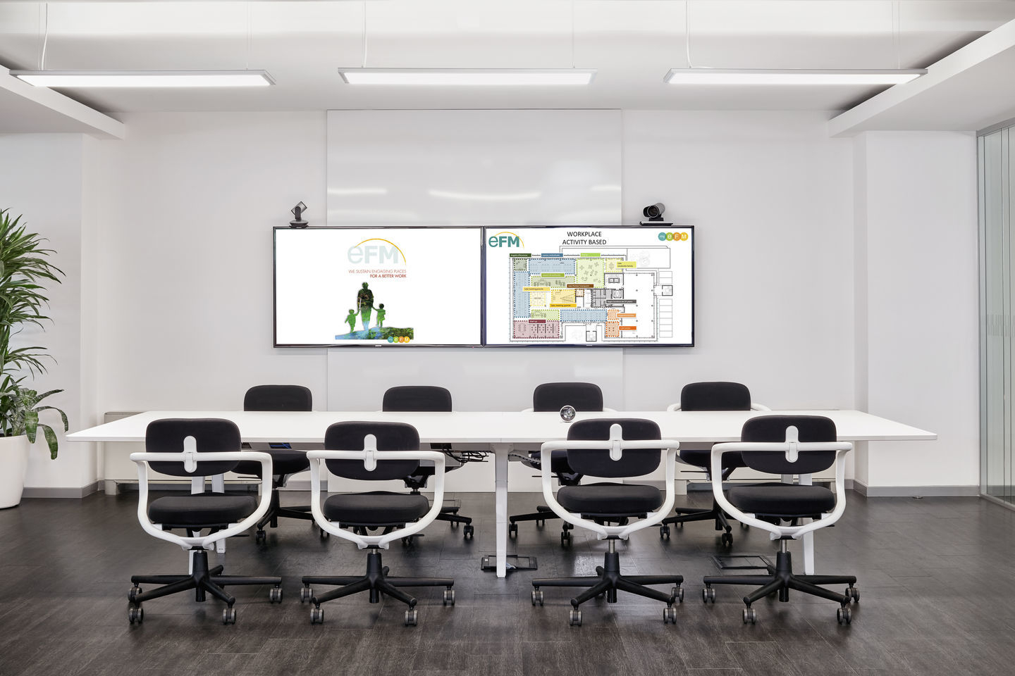 Konferenzraum mit Allstar Bürodrehstühlen von Vitra, schwarze Sitzfläche und weiße Rückenlehne, ergonomisch und modern.
