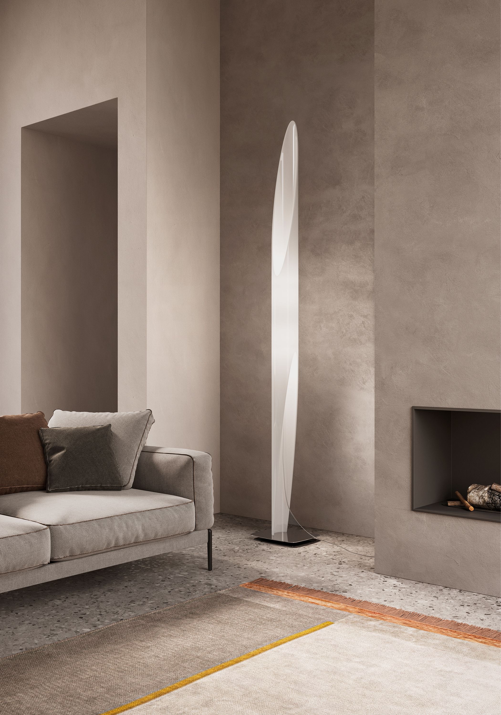 Moderne Shakti Stehleuchte von Kdln im Wohnzimmer mit Sofa und Kamin. Design Lampe.