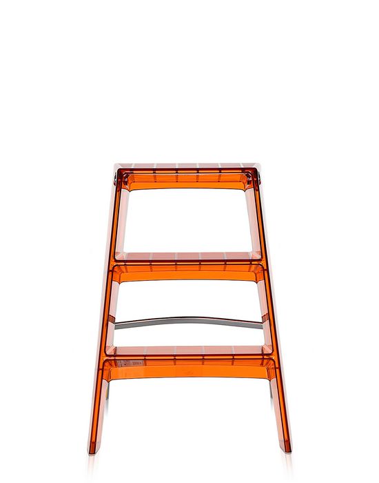 Orangefarbene Kartell Upper Klappleiter aus transparentem Kunststoff, Frontansicht auf weißem Hintergrund.