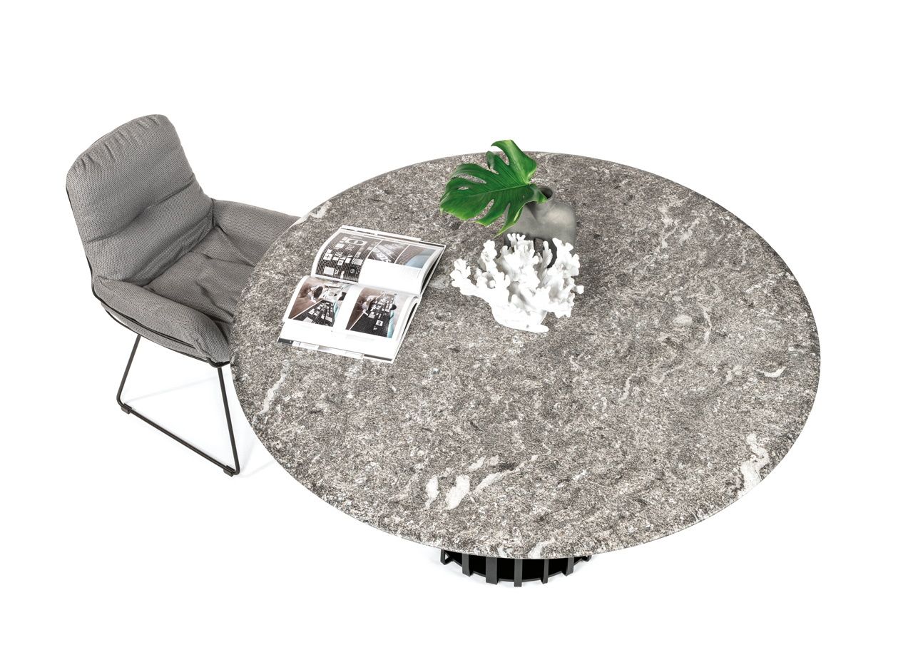 Draufsicht: Janua BC 07 Basket Outdoor Tisch mit Stuhl, Dekoration und Magazin.