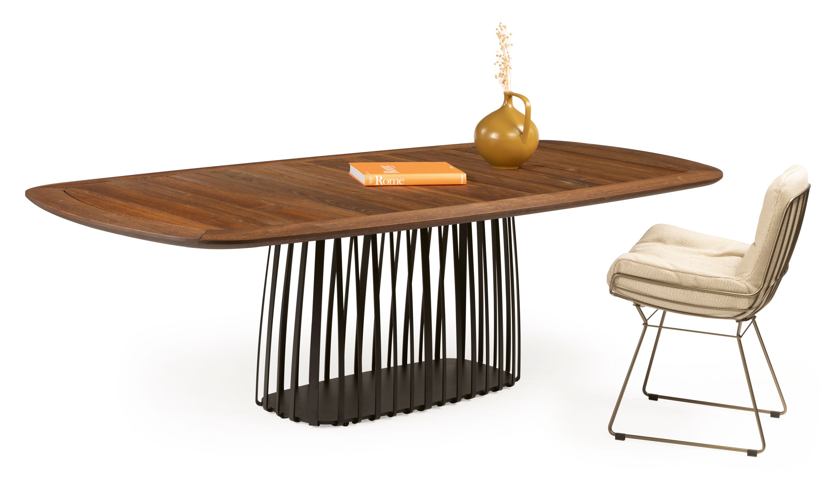 BC 07 Basket Outdoor Tisch von Janua mit bootsförmiger Holzplatte und schwarzem Metallgestell.