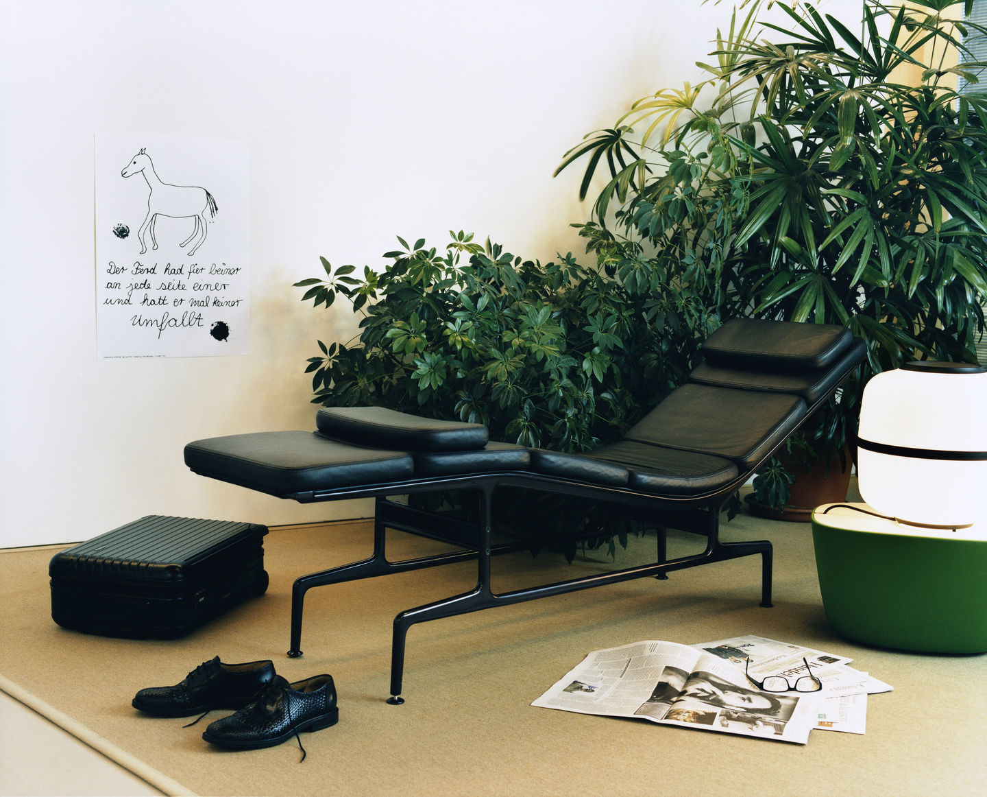 Schwarze Vitra Soft Pad Chaise ES 106 Liege aus Leder in einem stilvollen Wohnraum.
