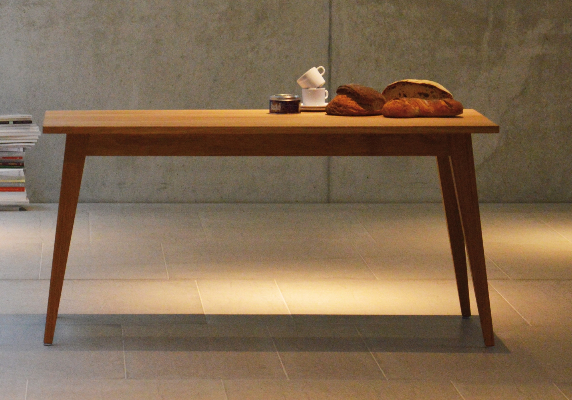 Xaver Tisch von Jan Kurtz, 150 cm, aus hellem Holz mit Brot und Kaffeetassen.