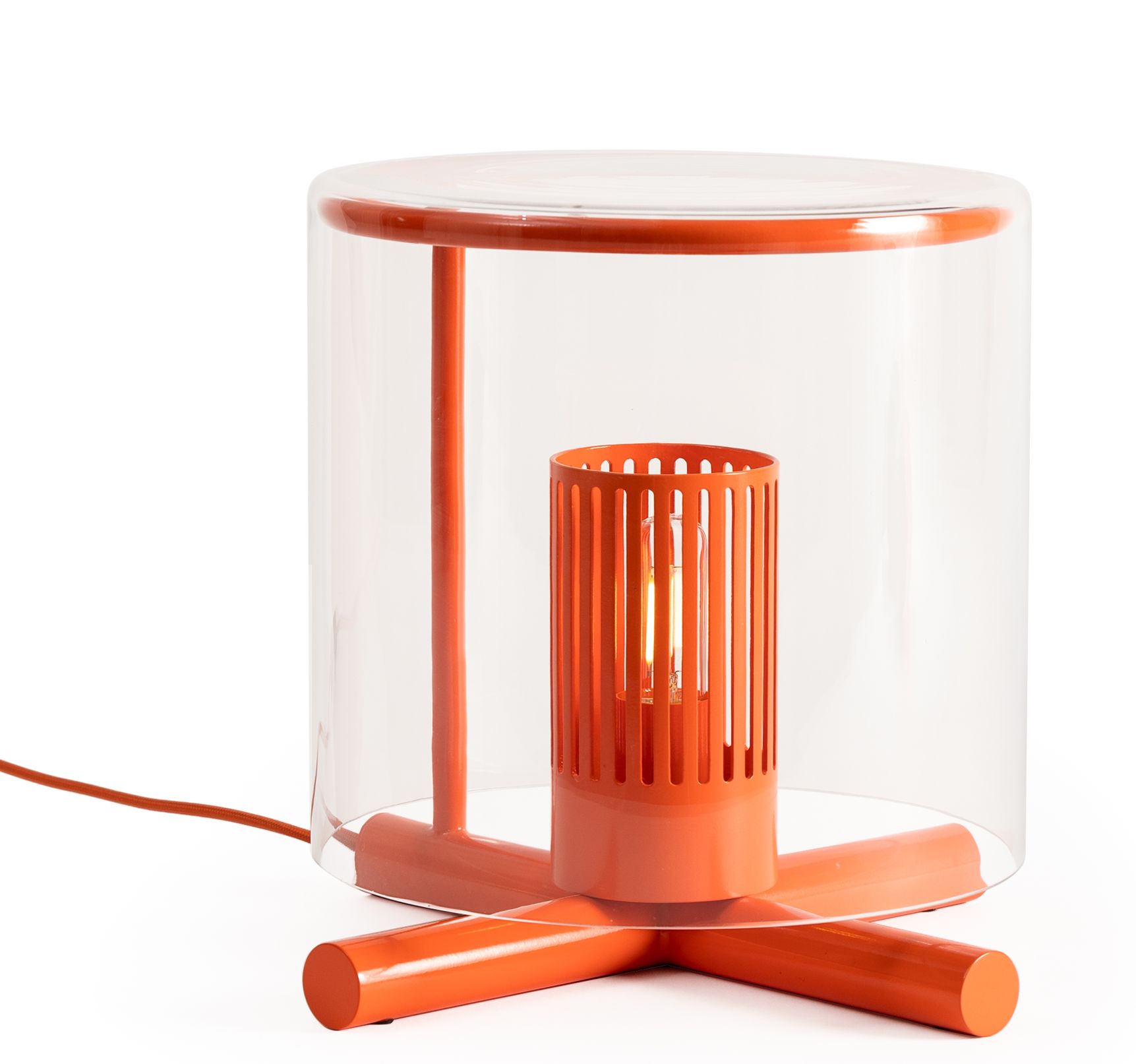 Orangefarbene Fireplace Lamp Tischleuchte von Design House Stockholm mit transparentem Lampenschirm und warmem Licht.