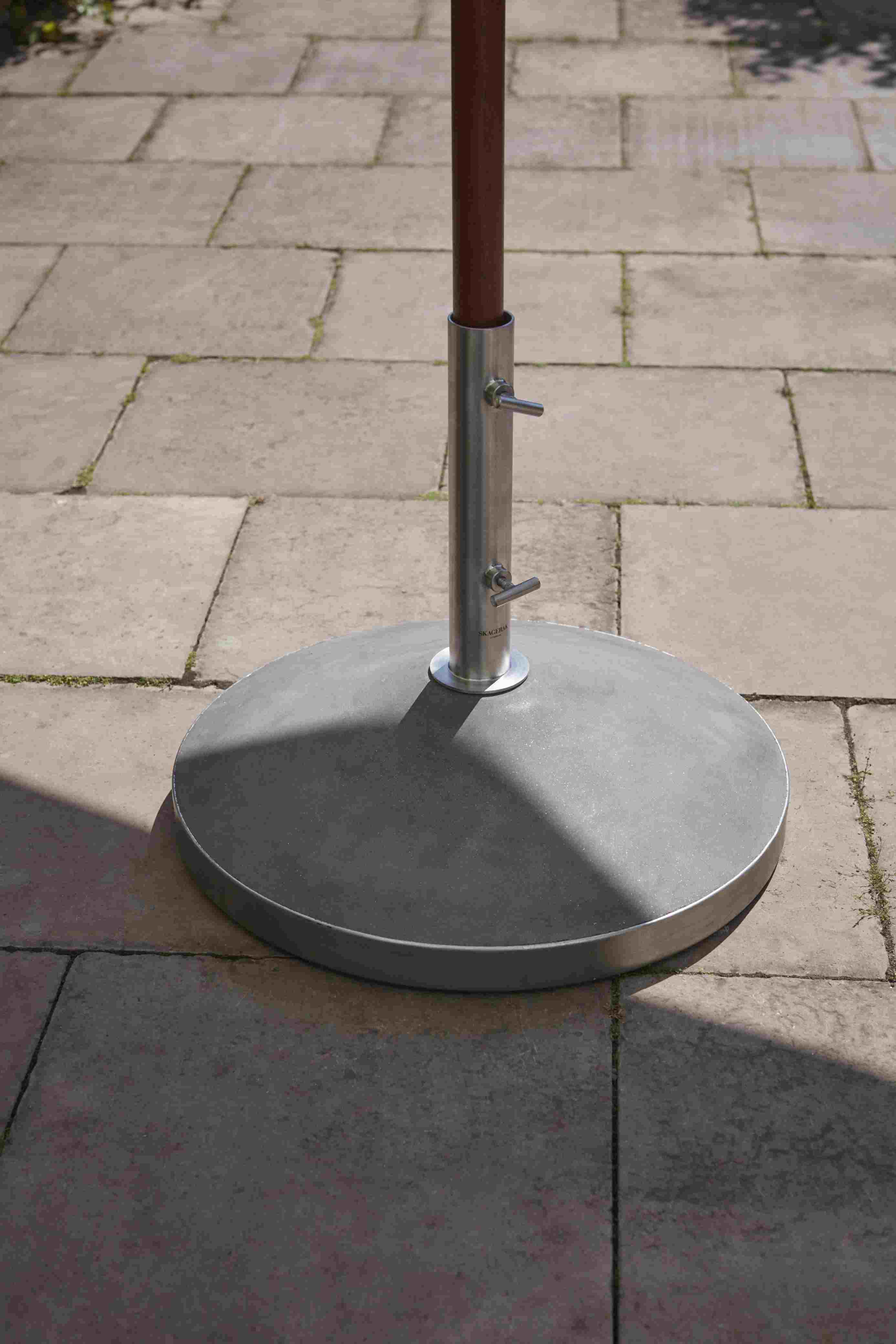 Capri Sonnenschirmfuß von Skagerak by Fritz Hansen, 50 kg, aus Beton und Edelstahl.