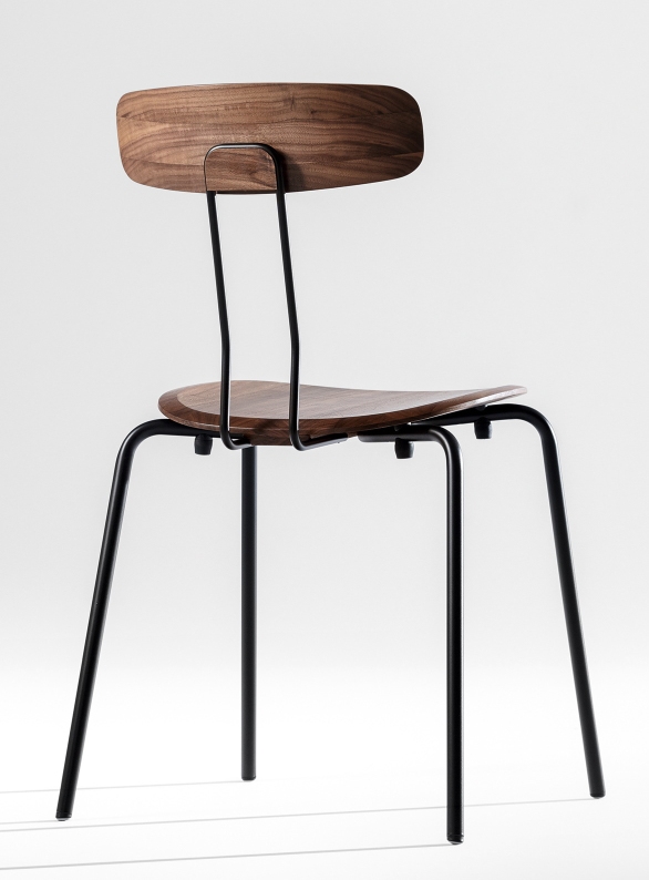 Okito Chair: Stuhl mit Holzschale und schwarzem Metallgestell, Ansicht von hinten. Designstuhl.