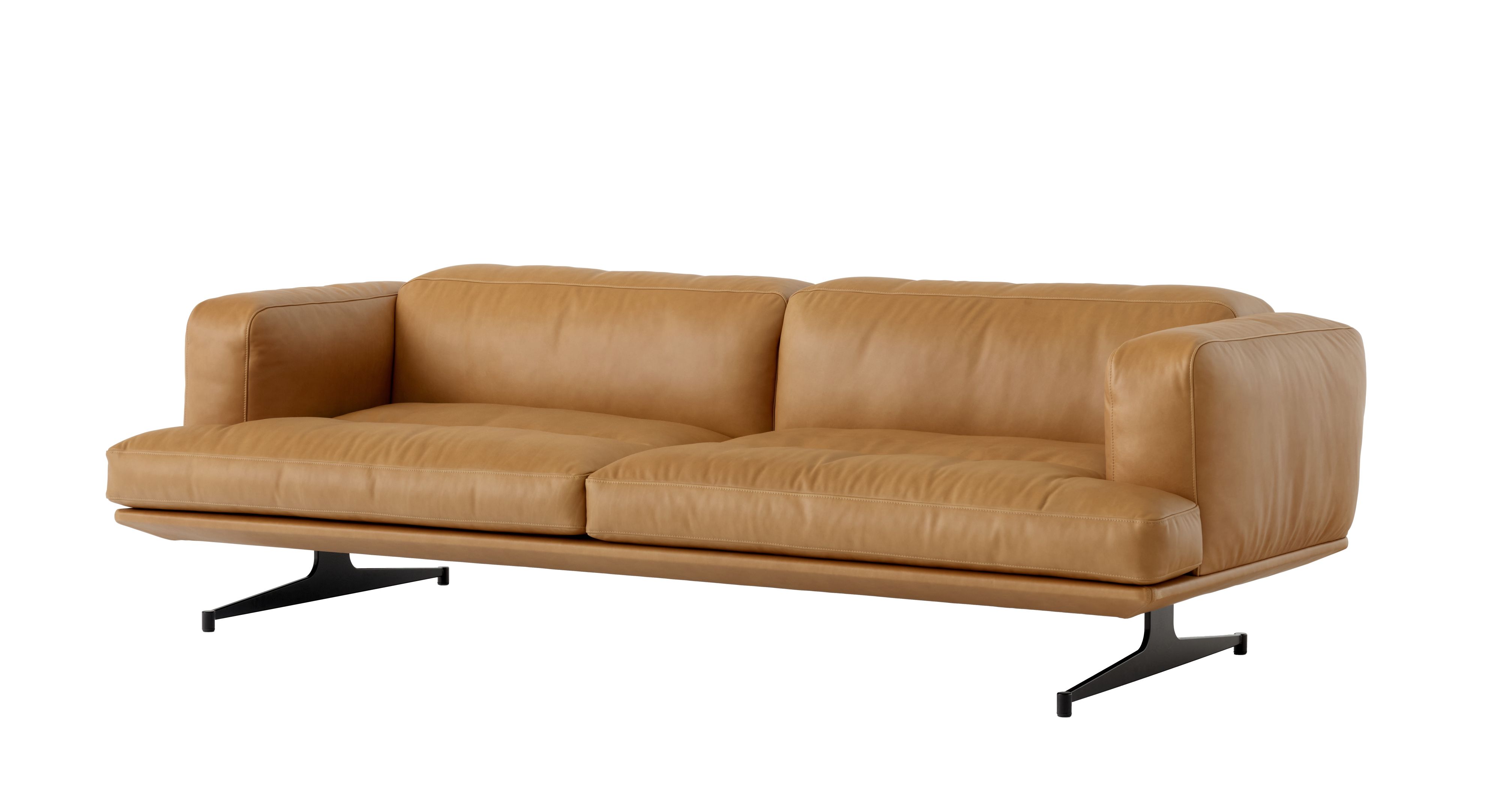 AndTradition Inland Sofa AV22/AV23 in hellbraunem Leder mit schwarzem Metallfuß für modernes Wohnzimmer.