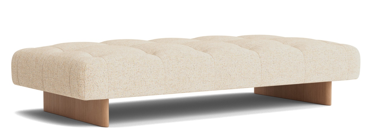 Quilton Daybed Liege von Hay in Beige mit Knopfheftung und Holzfüßen.