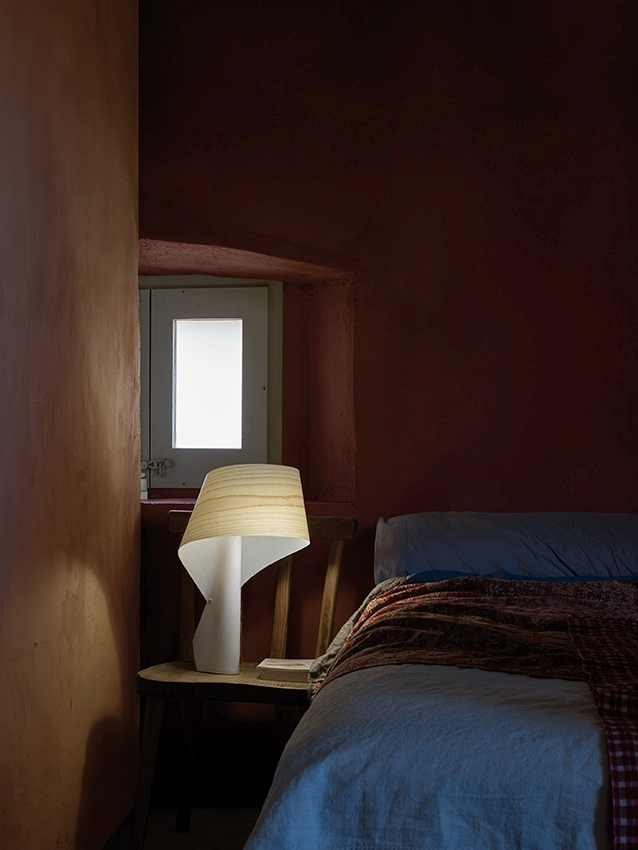 Air Table Tischleuchte von LZF Lamps, Modell 26 in Rot, auf einem Stuhl neben einem Bett.