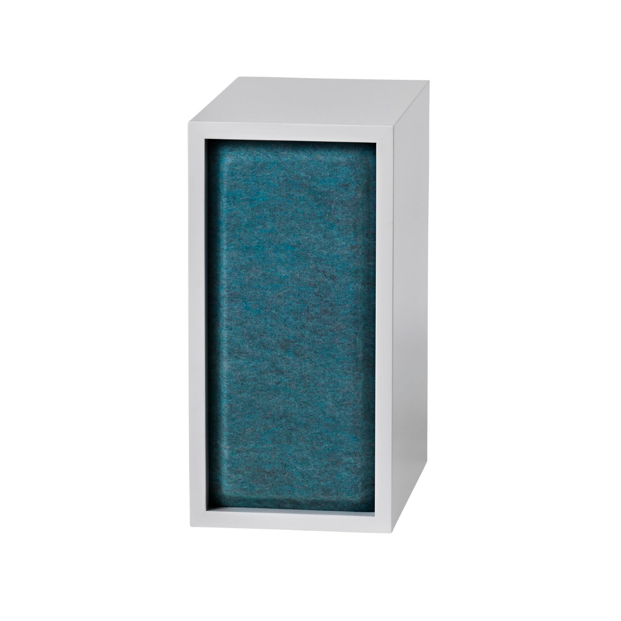 Kleines Muuto Acoustic Panel für Stacked Regalsystem in Weiß mit blauem Akustikstoff.