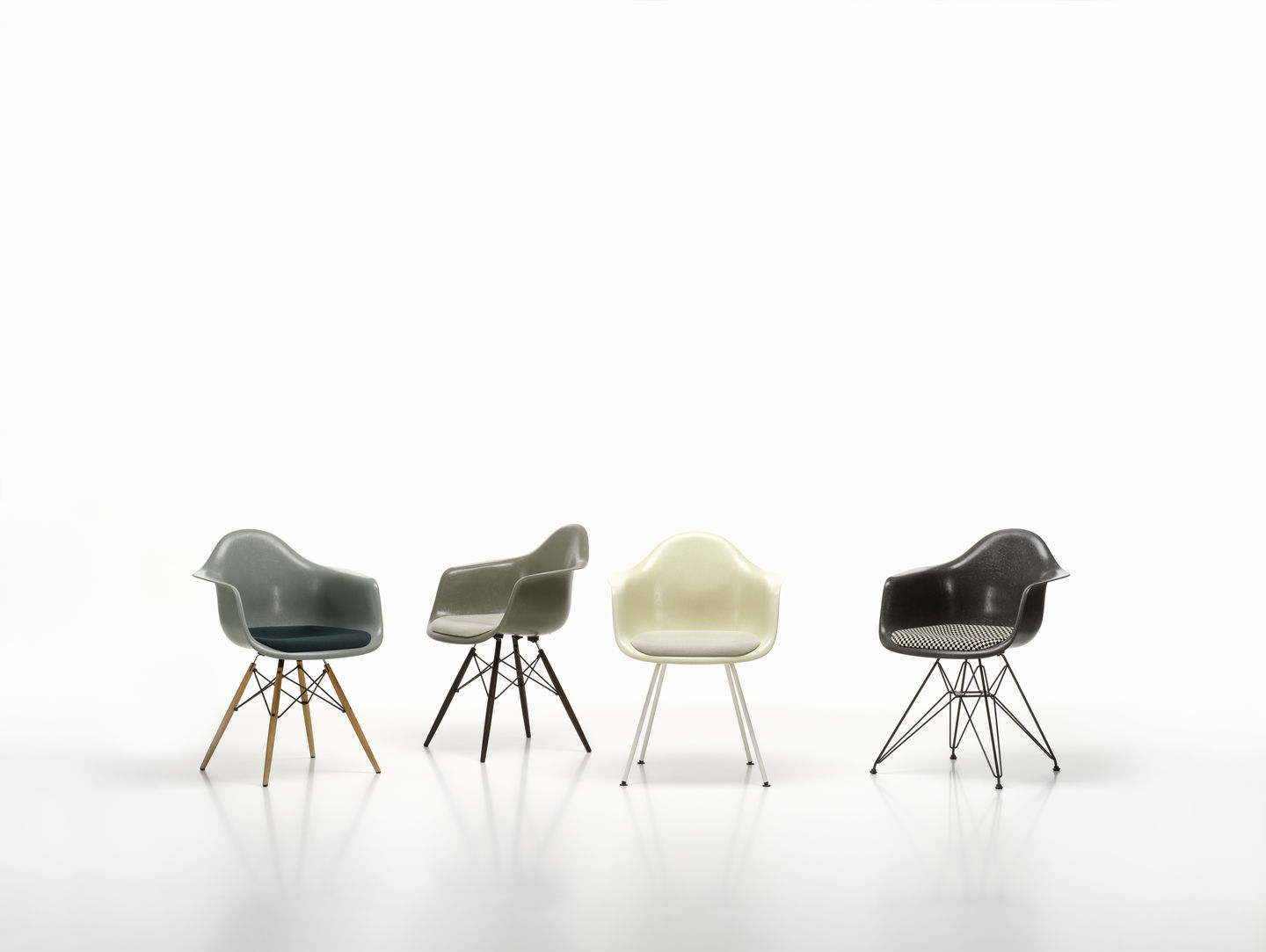Vitra Eames Plastic Arm Chair DAX Stuhl in verschiedenen Farben und Gestellvarianten auf weißem Hintergrund.