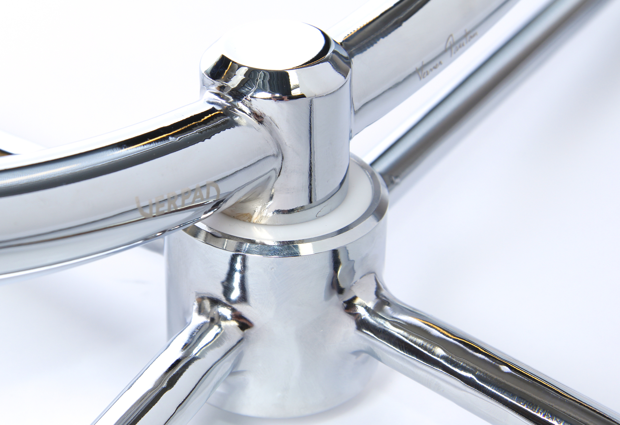 Detailaufnahme des Verpan System 1-2-3 Spiegels mit verchromtem Metallfuß und filigraner Verarbeitung.