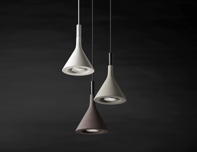 Aplomb Mini Pendelleuchte von Foscarini: Drei moderne Beton-Hängelampen in Grau- und Brauntönen.