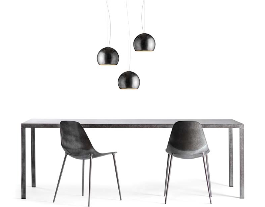 ILtavolo Tisch von Opinion Ciatti mit zwei Stühlen und drei Hängelampen im modernen Design.