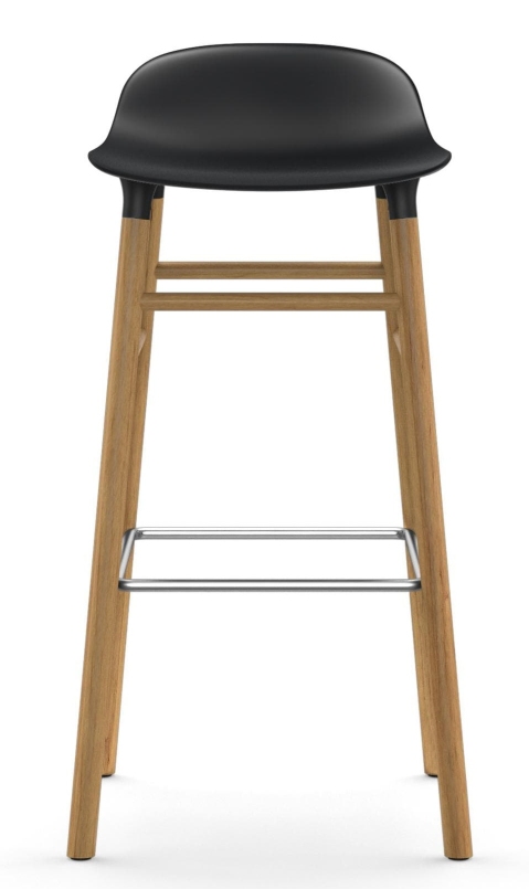 Normann Copenhagen Form Barhocker H 75 cm aus Holz mit schwarzer Sitzfläche und Fußstütze.