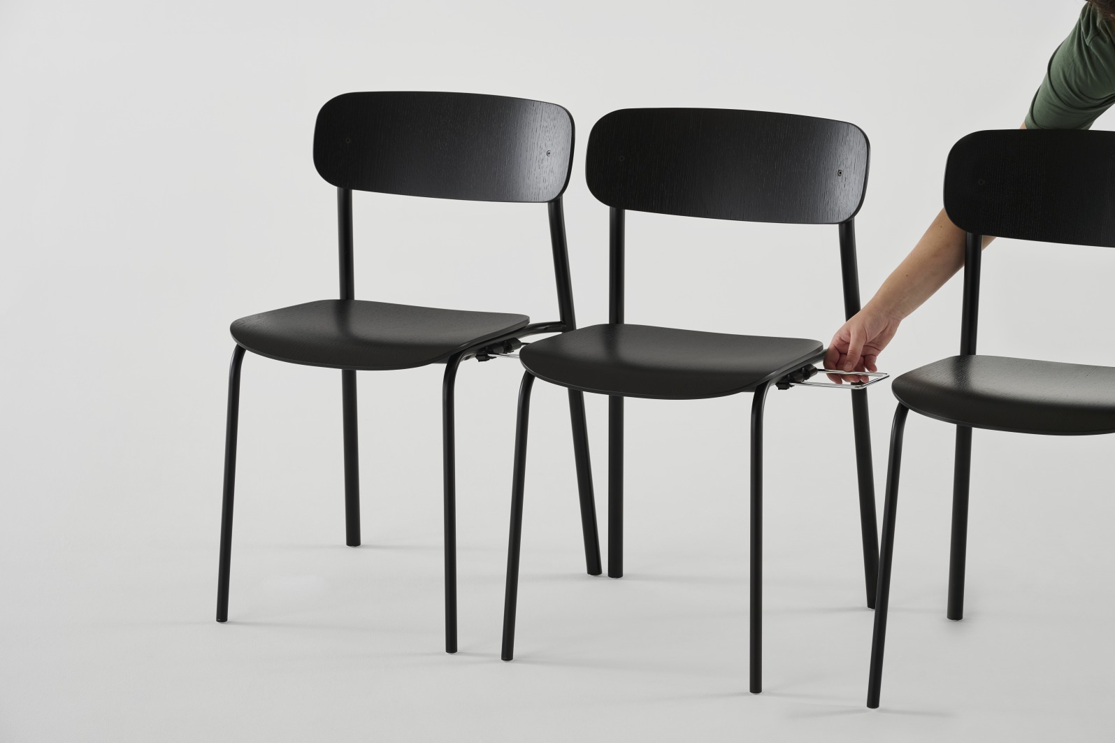 Schwarze S 243 Stahlrohrstühle von Thonet, stapelbar, mit Stahlrohrgestell und Holz-Sitzfläche, modernes Design für Esszimmer.