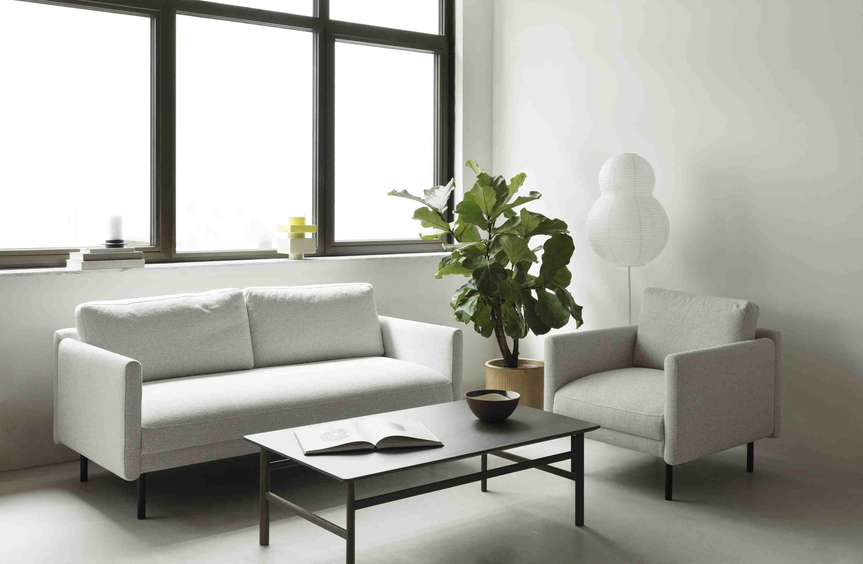 Normann Copenhagen Grow Table Couchtisch 70x120 cm im Wohnzimmer mit Sofa und Sessel.