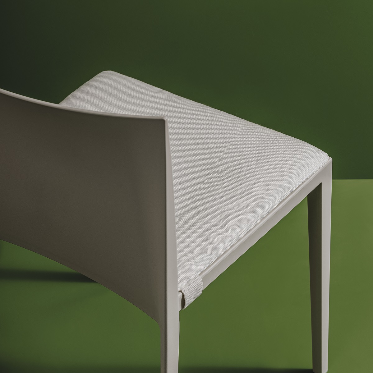 Detailaufnahme des Sail SI1245 Stuhls von Andreu World, stapelbarer Designstuhl mit grauem Bezug.